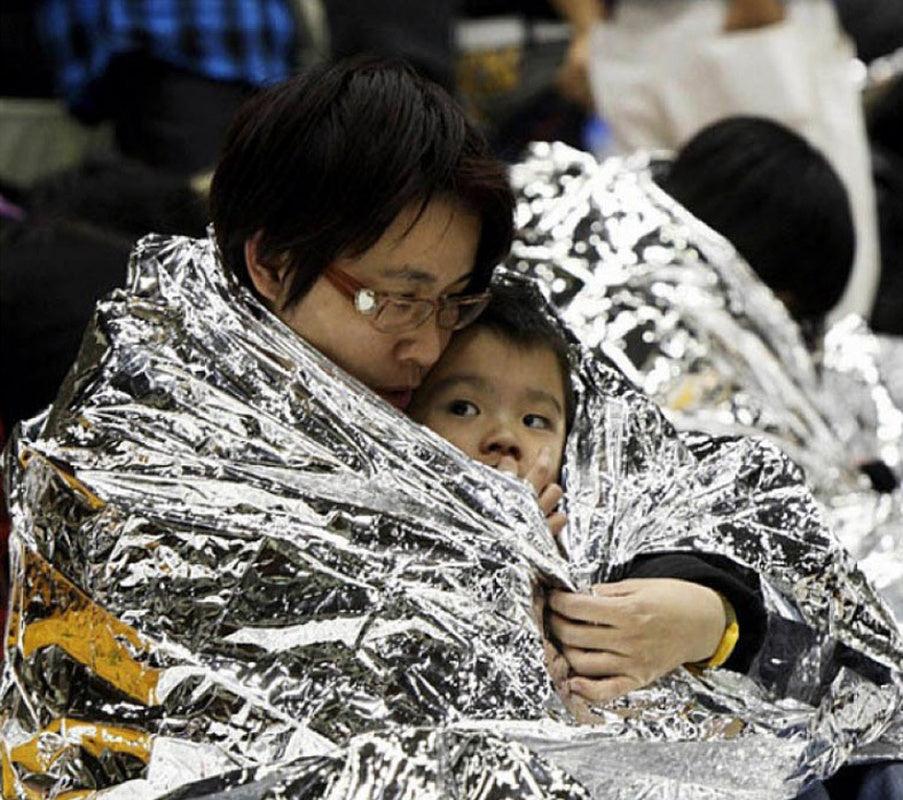 Overview: 1. Emergency Blanket (Silver)-Durable high-grade aluminized double-sided polyester film blanket is very suitable to keep warm in survival conditions by pre Human Body Hypothermia